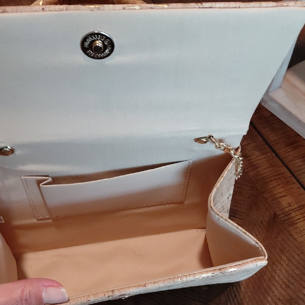 Elegant Cream Cork Top-Handle Crossbody Bag with Gold Chain - Picture 2 of 7